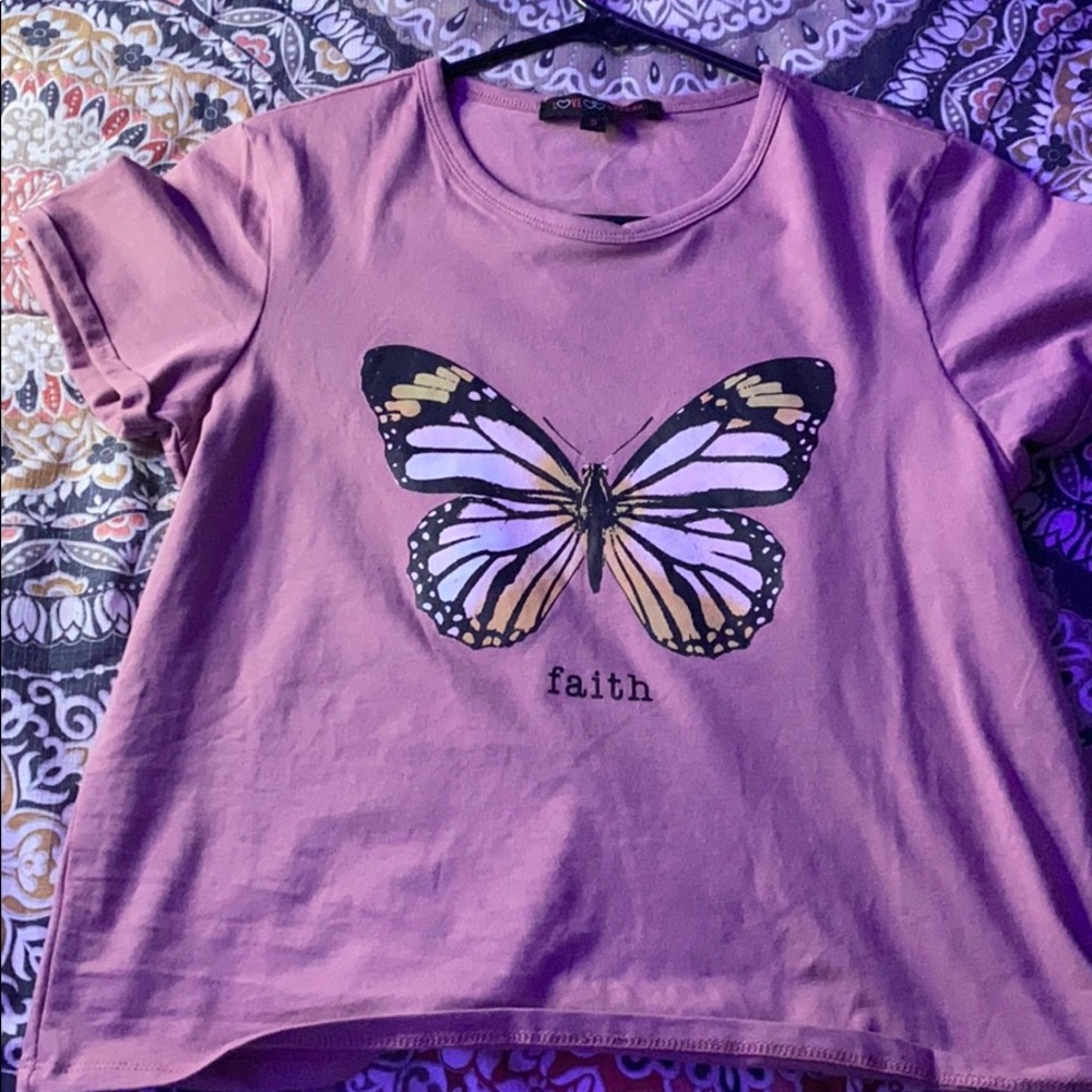 A mauve short t-shirt